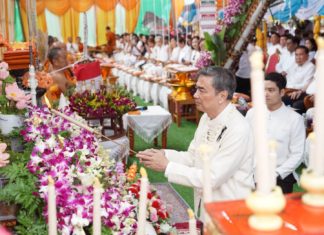 หัวหน้าพรรคประชาธิปัตย์ ร่วมทอดกฐินประทานจากสมเด็จพระสังฆราชฯ ณ วัดชัยชนะ (วัดปวงสนุก) ต.ประตูป่า อ.เมือง จ.ลำพูน