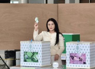 #มาดามหยก”นางสาวกชพร เวโรจน์ หัวหน้าพรรคก้าวอิสระ แคนดิเดตนายกรัฐมนตรี เดินทางมาลงคะแนนเสียงเลือกตั้งและออกเสียงประชามติที่หน่วยเลือกตั้งที่ 3 หวังเข้าไปช่วยพรรคใหญ่ทำงานเพื่อประชาชน