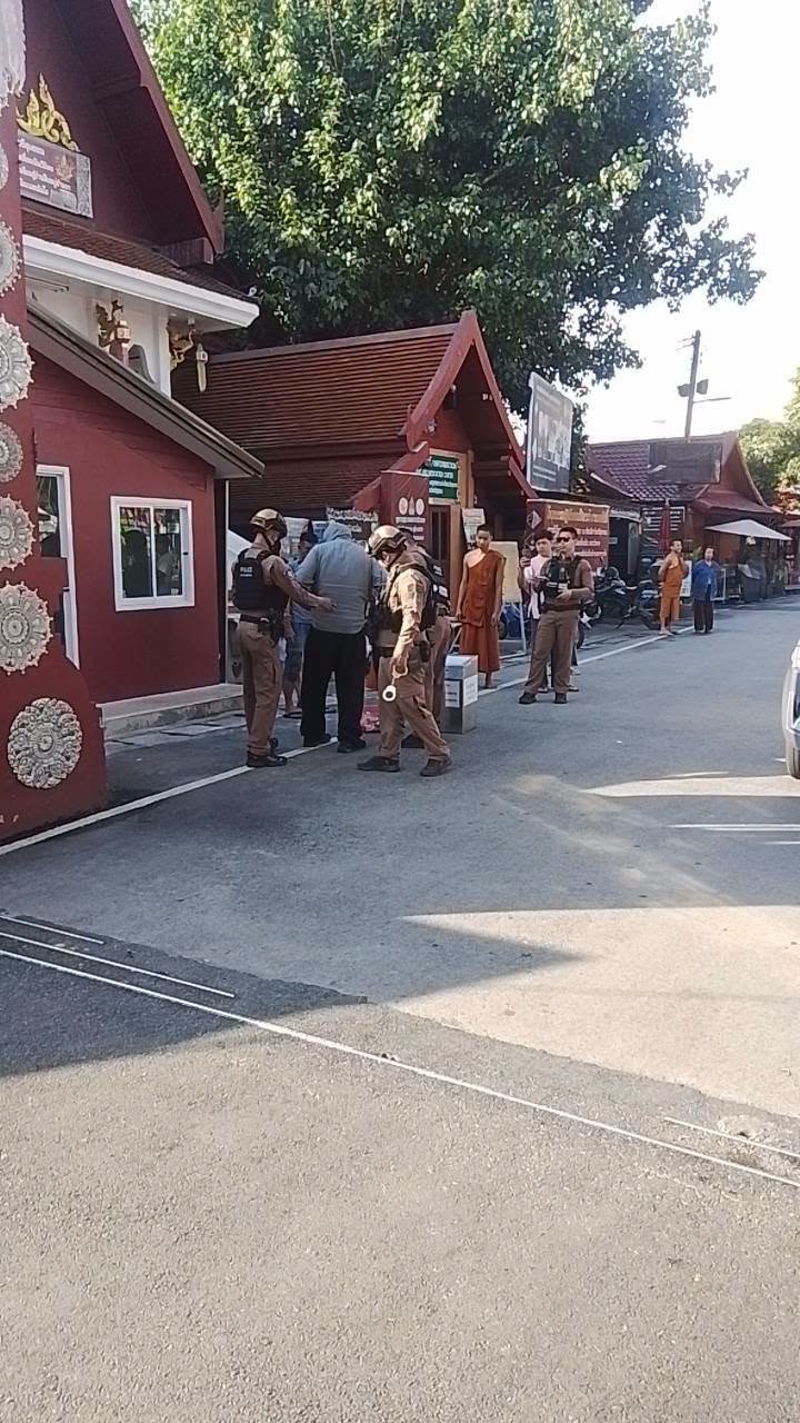 ระทึก! พระสงฆ์-สามเณร ไล่จับหนุ่มร่างใหญ่ อุ้มตู้บริจาคเหล็กในพระอุโบสถ์เงิน วัดศรีสุพรรณ พบประวัติก่อเหตุลักขโมยมาแล้วหลายครั้ง รูปที่ 3