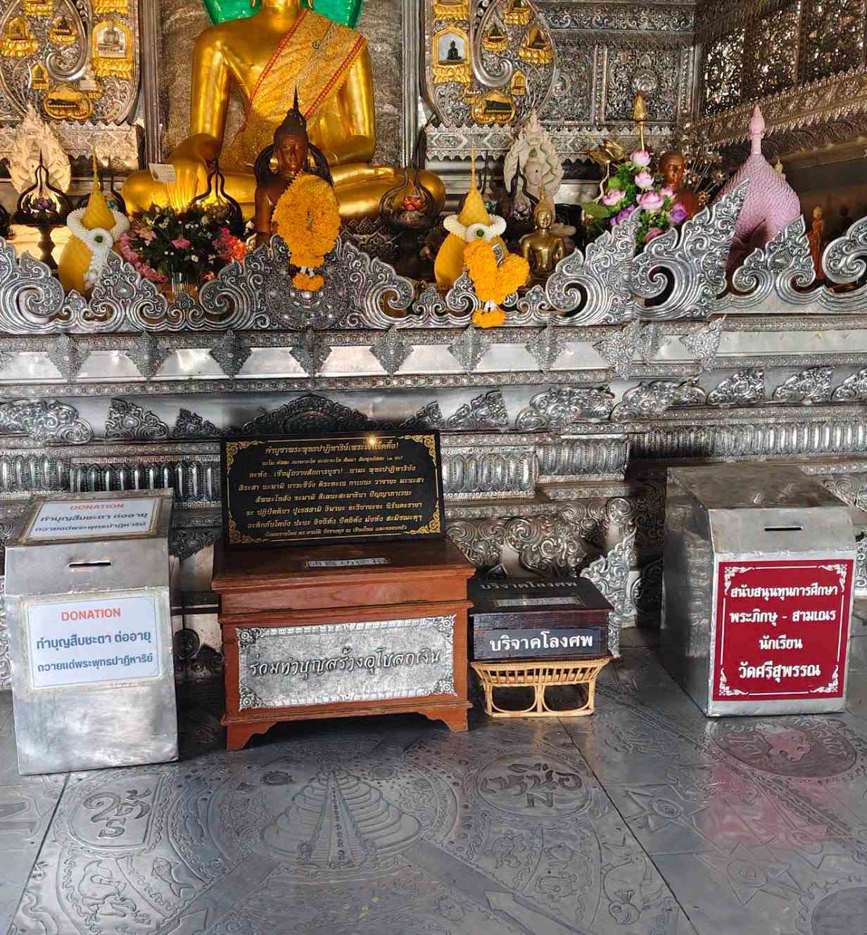 ระทึก! พระสงฆ์-สามเณร ไล่จับหนุ่มร่างใหญ่ อุ้มตู้บริจาคเหล็กในพระอุโบสถ์เงิน วัดศรีสุพรรณ พบประวัติก่อเหตุลักขโมยมาแล้วหลายครั้ง รูปที่ 2