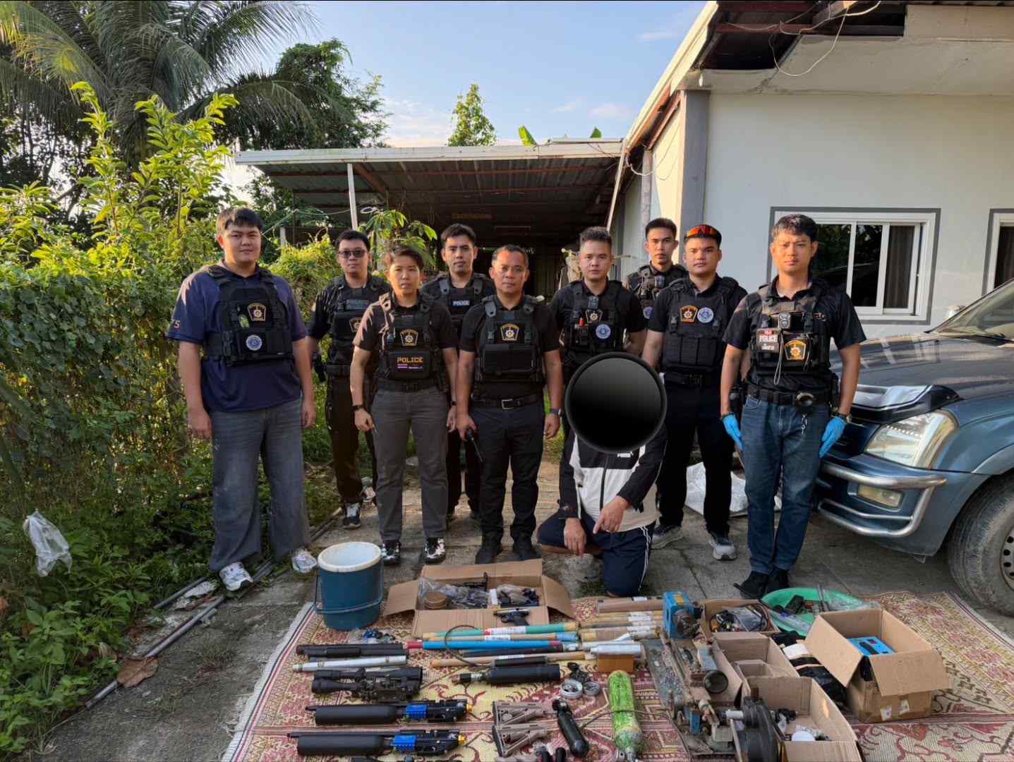 ตร. PCT5 บุกรวบหนุ่มเปิดโกดังหลังบ้านย่านแม่แฝก ผลิตปืนอัดลมแรงดันสูงโพสต์ขายบนโลกออนไลน์ พบทำมากว่า 10 ปี รูปที่ 1