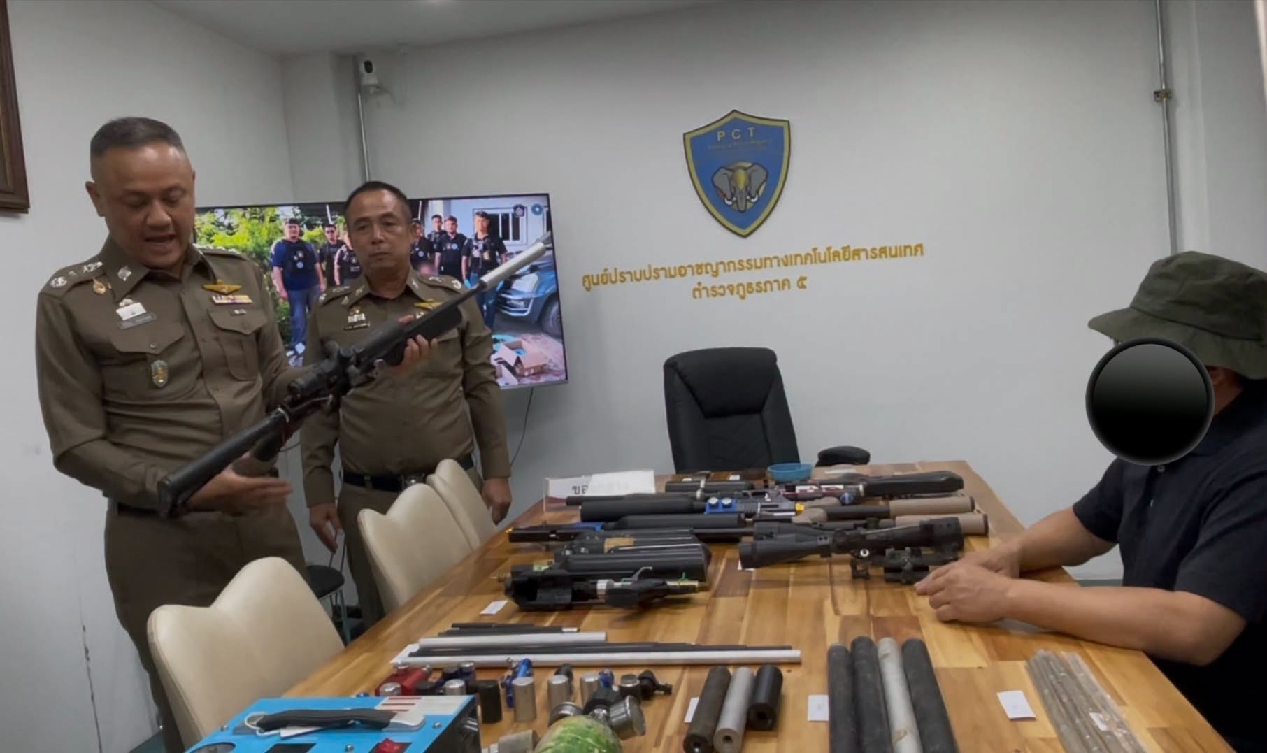 ตร. PCT5 บุกรวบหนุ่มเปิดโกดังหลังบ้านย่านแม่แฝก ผลิตปืนอัดลมแรงดันสูงโพสต์ขายบนโลกออนไลน์ พบทำมากว่า 10 ปี รูปที่ 4