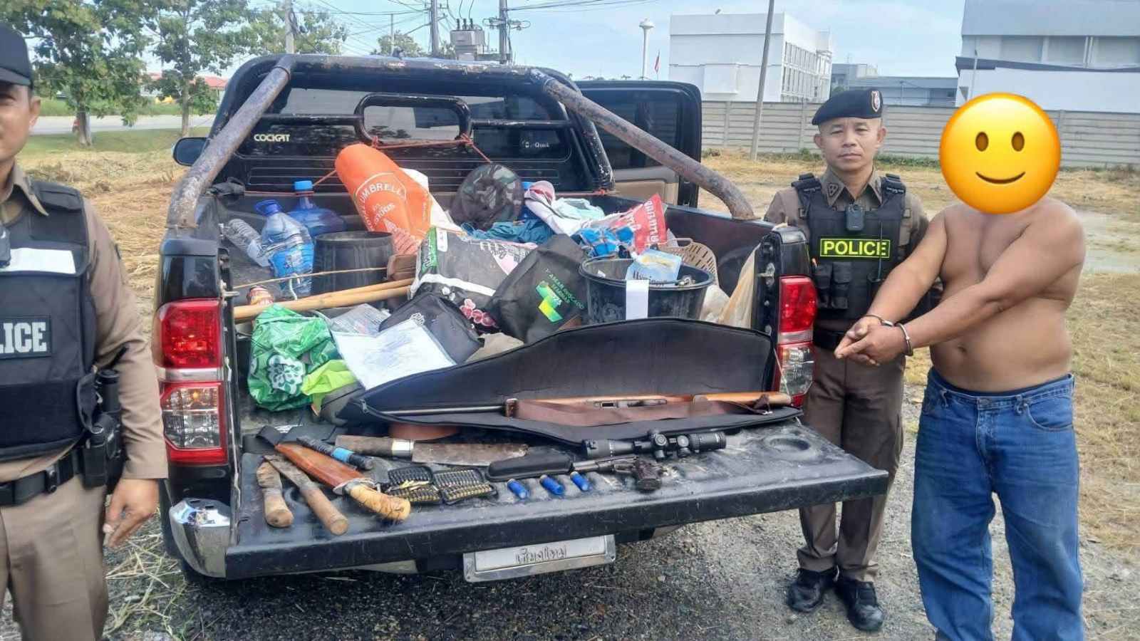 ตร.สารภี จับแล้ว! หนุ่มห้าวขับกระบะควงปืน ยึดของกลางอาวุธเพิ่มเติม นำตัวส่งตัวดำเนินคดี รูปที่ 4