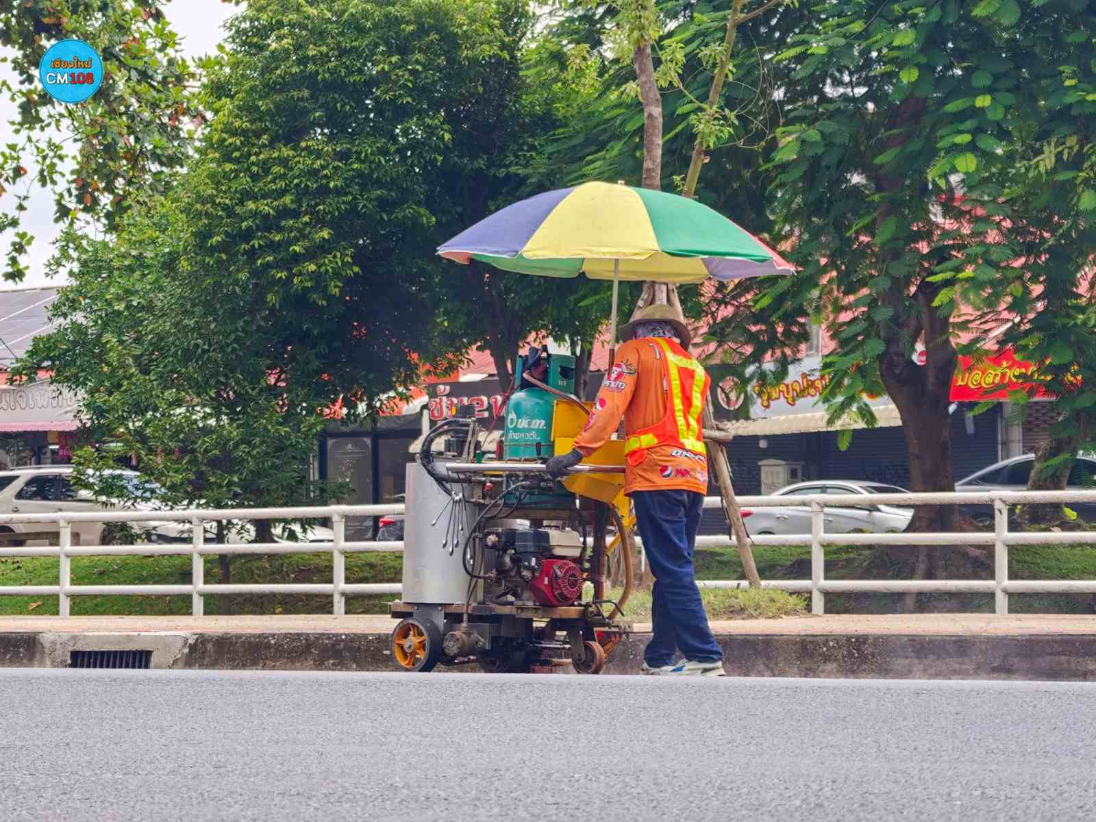 รออีกนิด ใกล้เสร็จแล้ว จนท. เริ่มตีเส้นจราจร บริเวณแจ่งกู่เฮือง ถนนบุญเรืองฤทธิ์ อาจจำให้มีการจราจรชะลอตัวบ้างบางช่วง รูปที่ 12