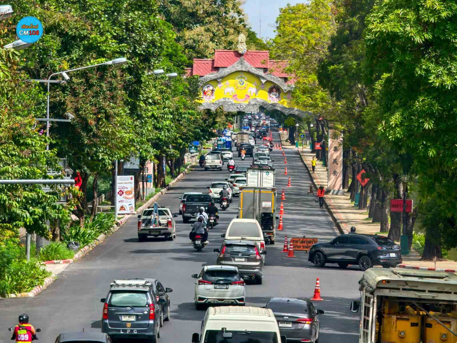 รออีกนิด ใกล้เสร็จแล้ว จนท. เริ่มตีเส้นจราจร บริเวณแจ่งกู่เฮือง ถนนบุญเรืองฤทธิ์ อาจจำให้มีการจราจรชะลอตัวบ้างบางช่วง รูปที่ 3