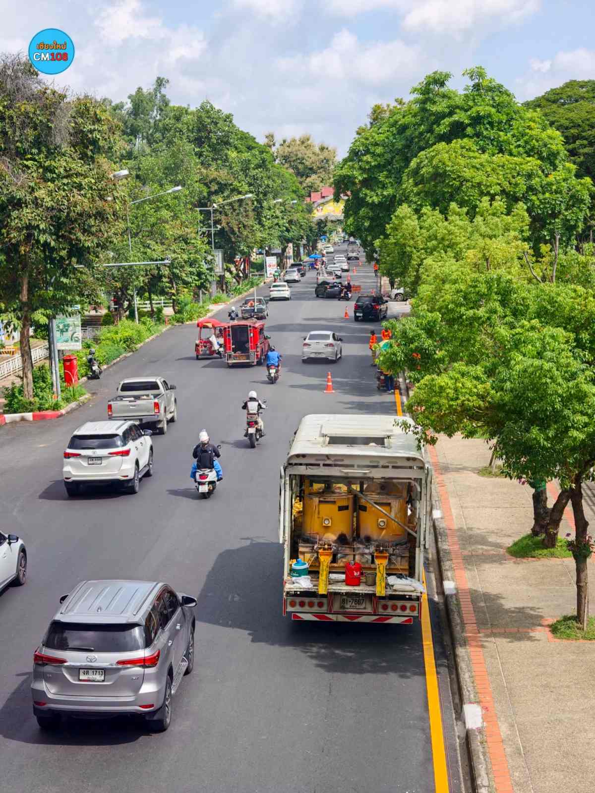 รออีกนิด ใกล้เสร็จแล้ว จนท. เริ่มตีเส้นจราจร บริเวณแจ่งกู่เฮือง ถนนบุญเรืองฤทธิ์ อาจจำให้มีการจราจรชะลอตัวบ้างบางช่วง รูปที่ 8